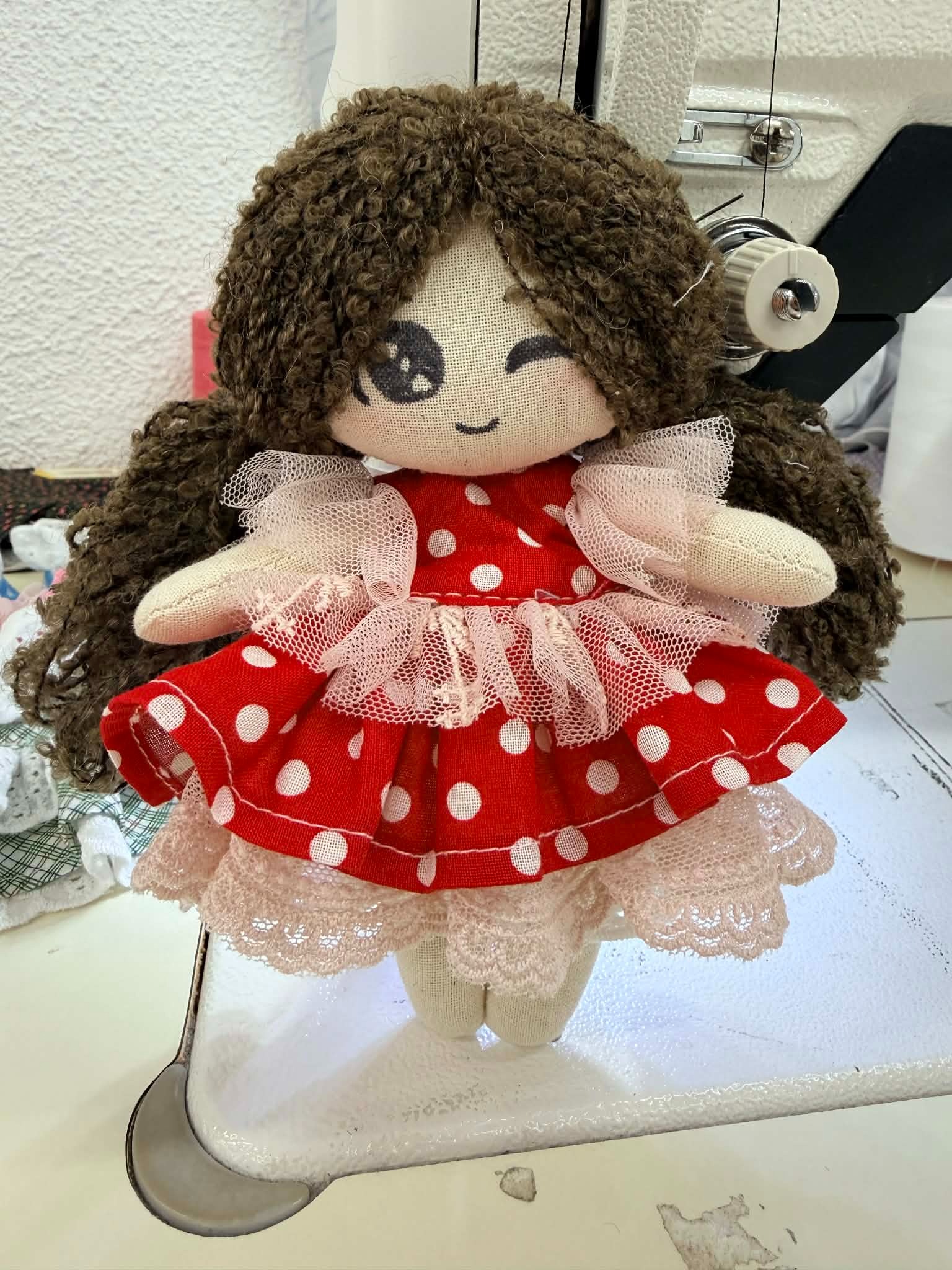 ハンドメイドドール、赤いフリルワンピース、レトロ可愛いぬいぐるみ