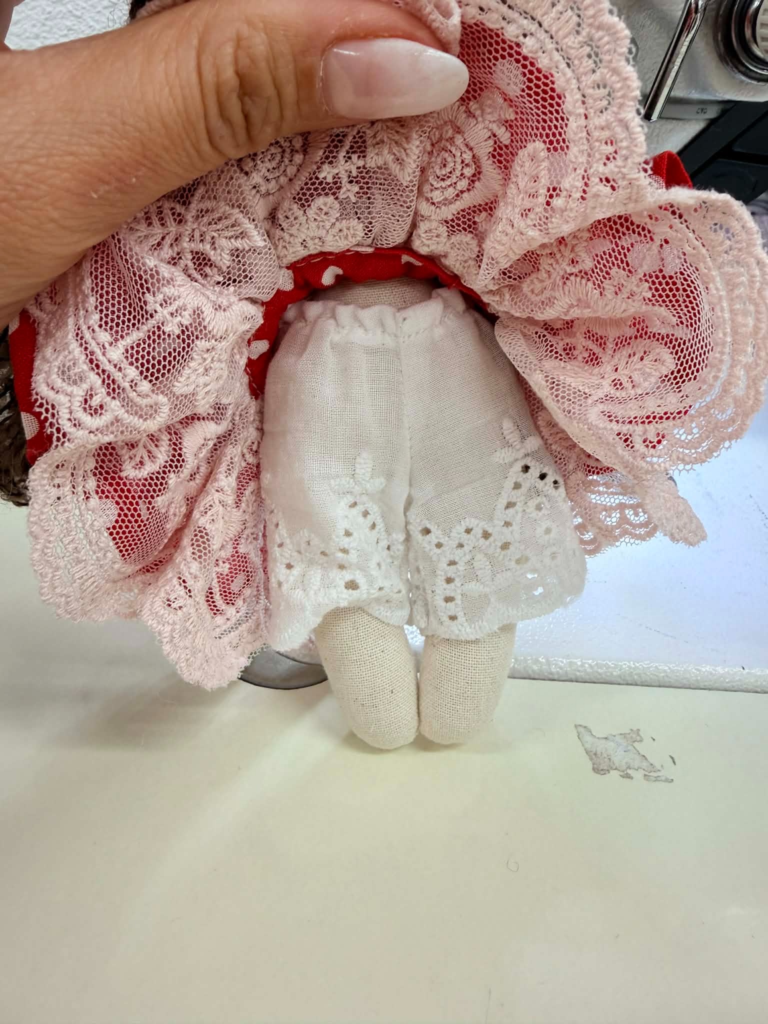 ハンドメイド人形用フリルワンピース、手作りドールドレス、ナチュラルカラー、ギフト向け