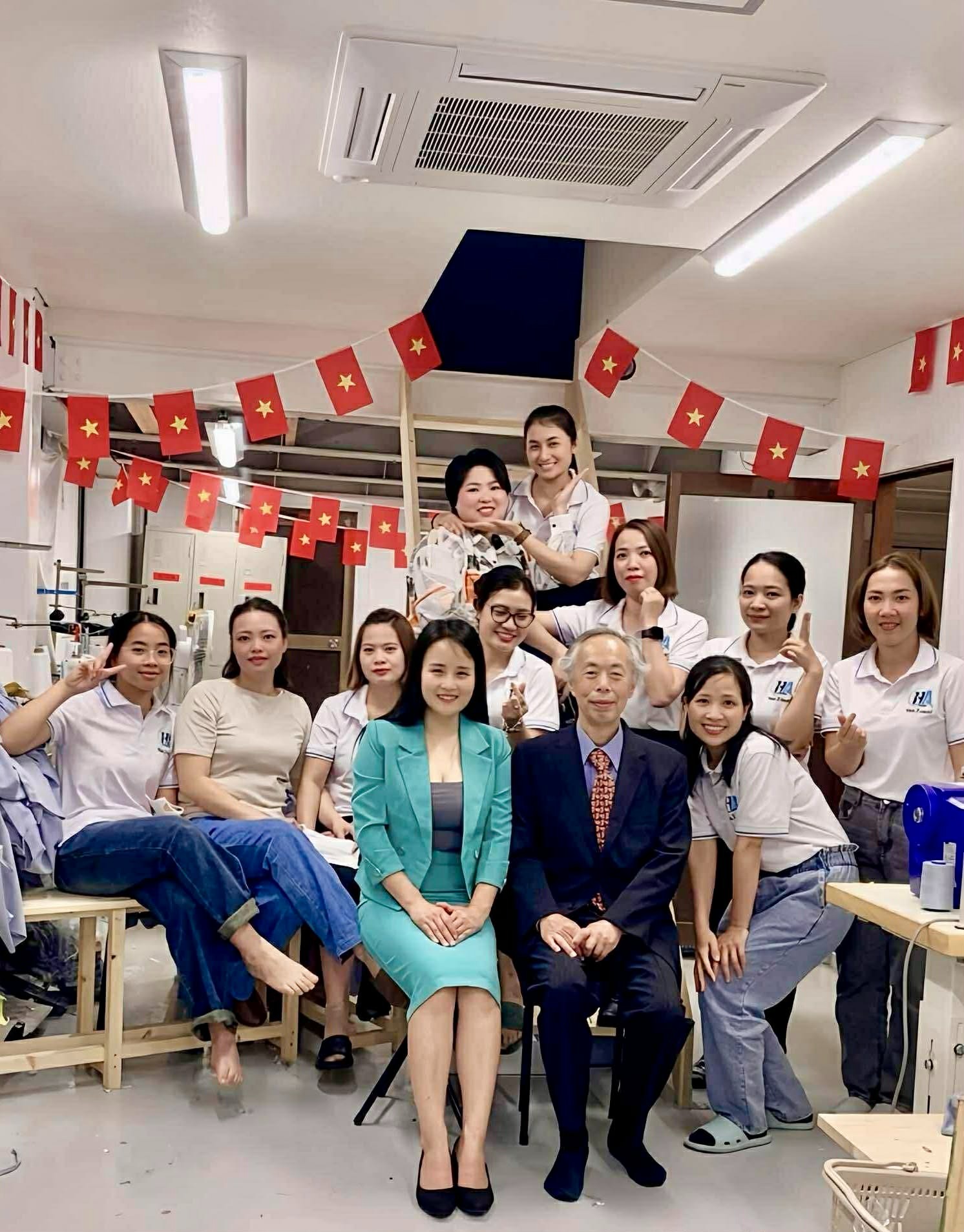 新拠点オフィスで働くハンドメイド制作スタッフ